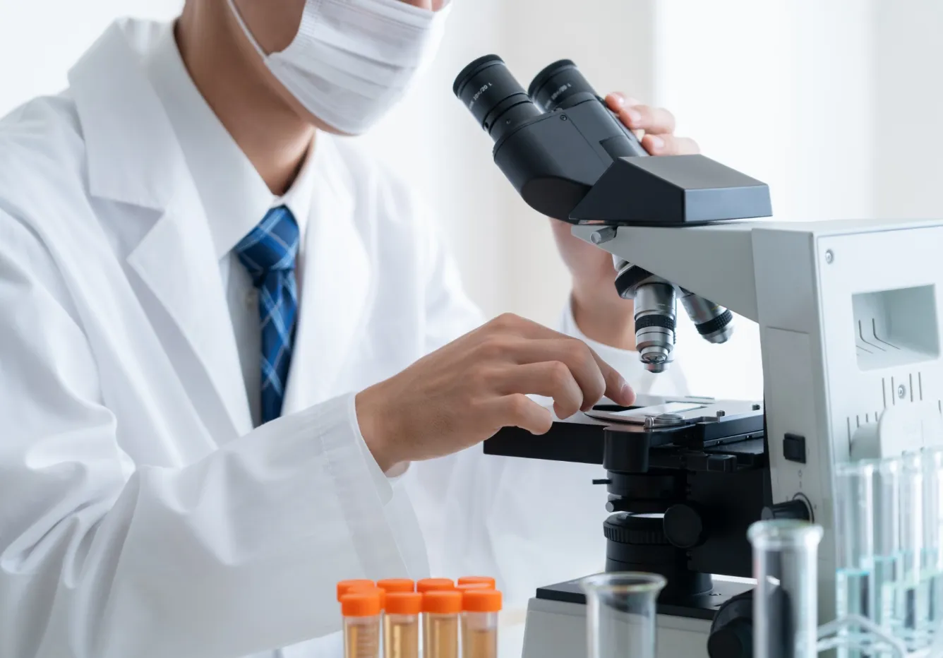 顕微鏡を見る研究者